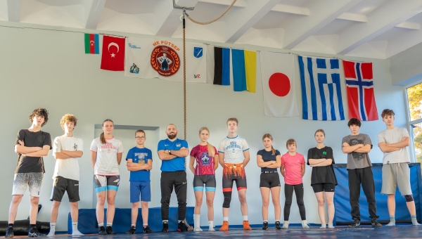 Võru maadlusklubi noored maadlejad on toonud Ukrainast pärit treener Igor Galati käe all lühikese aja jooksul hulganisti häid tulemusi nii maakonniti, riigiti kui ka välismaalt. Aja jooksul on sügisel tehtud pildil olev meeskond mõnevõrra muutunud ning treeningridadesse on lisandunud ka uusi tegijaid. Pildil Artem Sobina (vasakult), Denis Lynnyk, Sara Väljan, Keven Pent, treener Igor Galat, Helena Pihlapuu, Henri Pihlapuu, Margarita Khainovska, Helena Saks, Anstsia Goman, Amir Muhteremov, Zahar Kvitchuk. Treener Igor Galat toonitab, et treenitavate vahetus mõne aja tagant on paratamatu, sest maadlus vajab distsipliini ja vastupidavust. Foto: AIGAR NAGEL